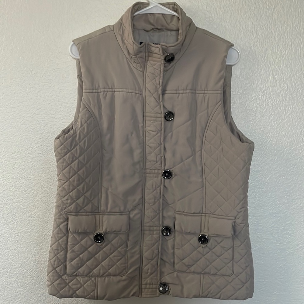 Women vest with pockets.